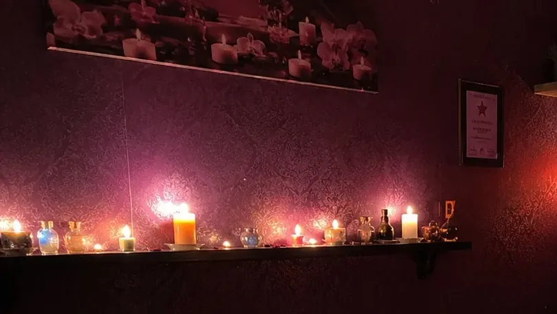 Masaj odasındaki mum rafı — Lila Spa, Topkapı misafirlerine hizmet veren salon